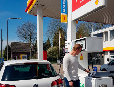 Waarom het tankstation vooral niet van het gas af moet